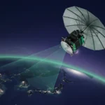 小型SAR衛星が地球を観測する様子を表すイラスト（QPSホールディングス決算分析）